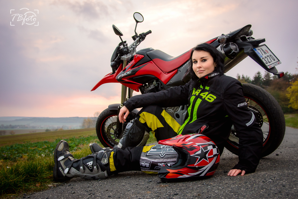 fotograf_divka_s_motorkou_01