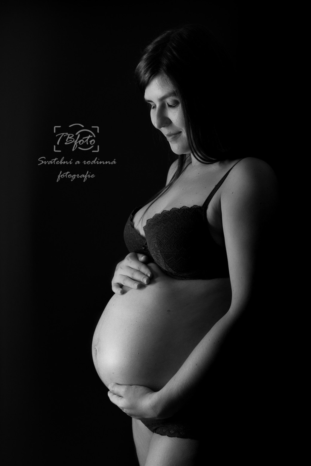 Low_key_cernobila_Tehotenska_fotografie_Kutna_Hora_tehotenske_foceni