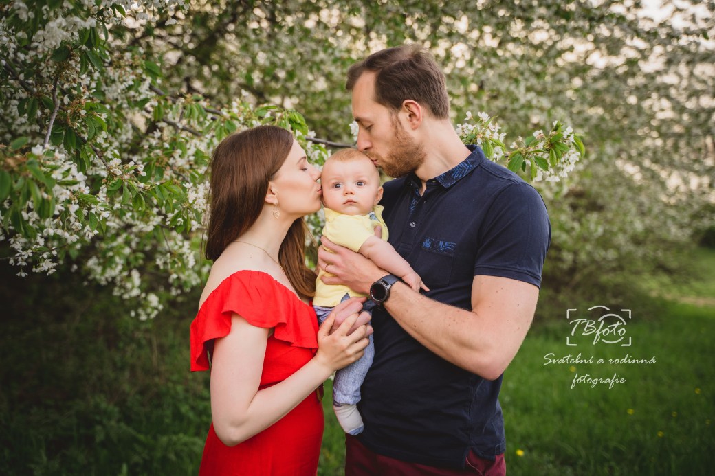 Rodinny_fotograf_Kutna_hora_rozkvetly_sad